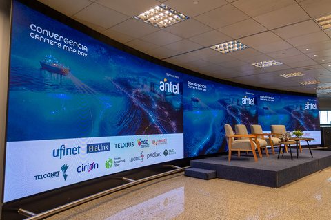 La sala preparada para la jornada, con Antel como Sponsor Host