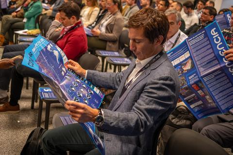 Un asistente con el Mapa de Carriers 2026 desplegado